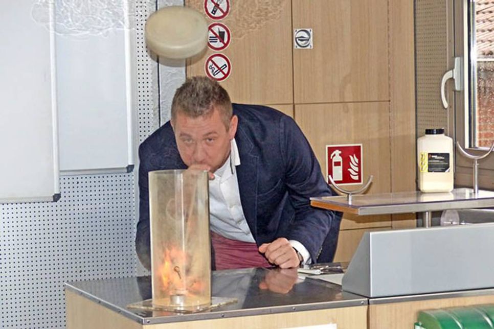 Nikolai Isaak demonstriert eindrucksvoll, wie mit Staub und einer Zündquelle schnell mal eine Verpuffung entstehen kann.