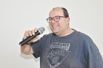 DJ Suki spielt die richtige Musik zur „750-Jahr-Feier“.