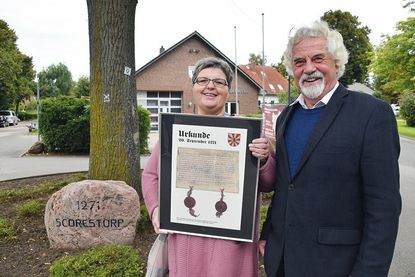 Freuen sich über die Urkunde „750 Jahre Schürsdorf“: Dorfvorsteher Reinhard Stapf und seine Stellvertreterin Claudia Suxdorf.