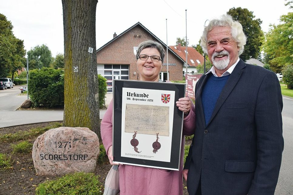 Freuen sich über die Urkunde „750 Jahre Schürsdorf“: Dorfvorsteher Reinhard Stapf und seine Stellvertreterin Claudia Suxdorf.