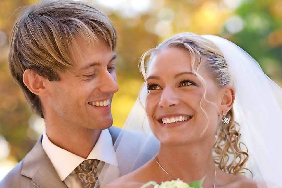 Wenn Kleid und Make-up optimal gewählt sind, kann die Braut ihre Vorzüge ins rechte Licht rücken. Foto: djd/Elasten-Forschung/teksomolika-Fotolia.