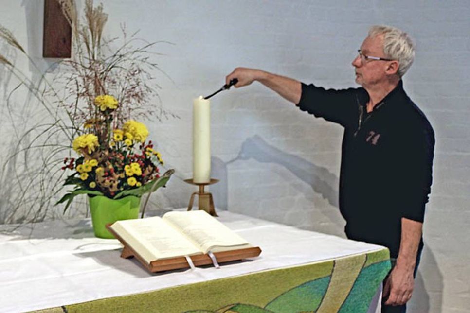Bernd Teutscher bereitet den Gottesdienst vor.