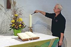 Bernd Teutscher bereitet den Gottesdienst vor.