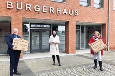 Andrea Grose (rechts), ehrenamtliche Helferin der Tafel, hat am Montag die Masken aus den Händen von Bürgermeisterin Bettina Schäfer und Ordnungsamtsleiter Heiko Laskowski in Empfang genommen.