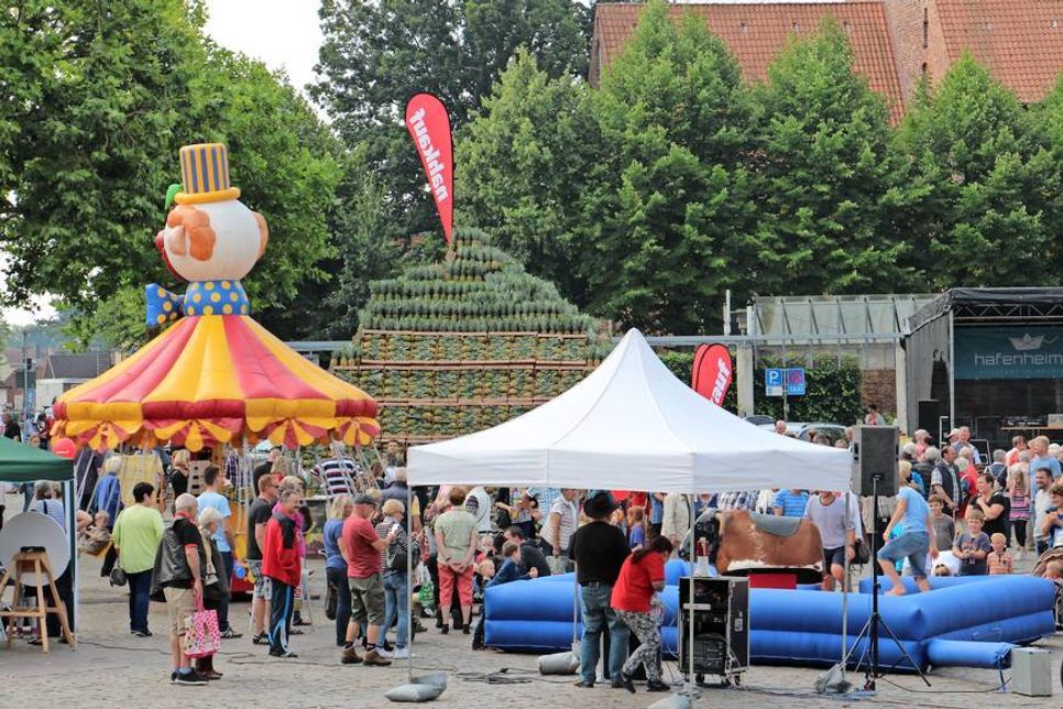 Der Marktplatz glich einem Jahrmarkt.