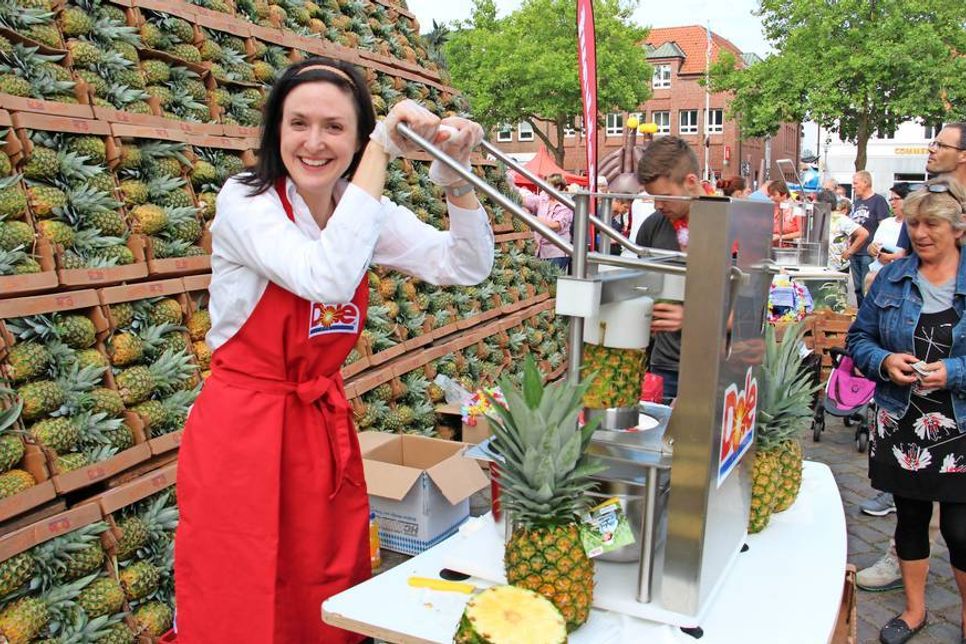 Ein Tag lang gute Laune und gutes Arm-Training an den Ananas-Schälmaschinen.