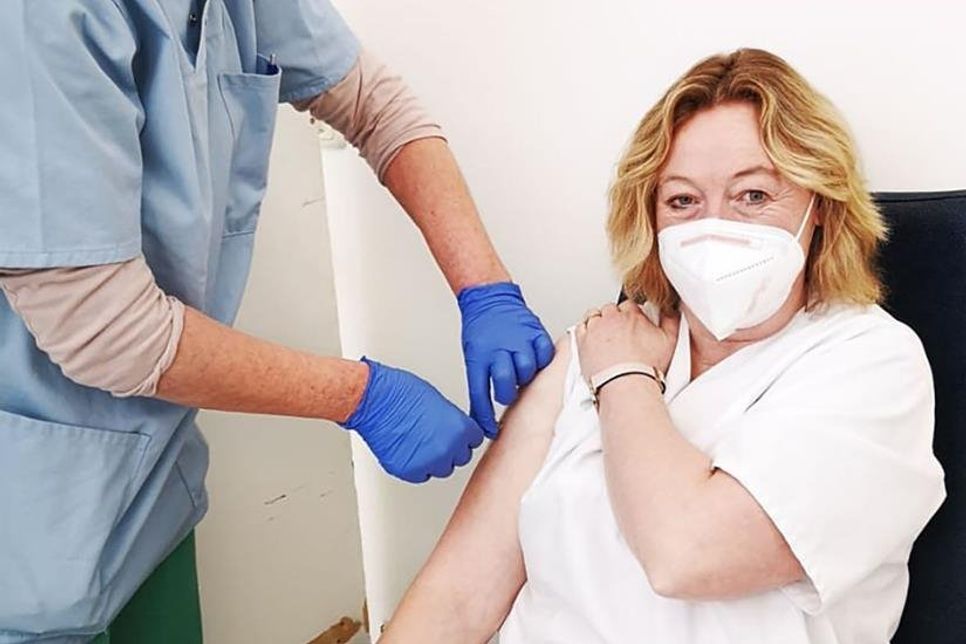 In Heiligenhafen krempelte Gesundheits- und Krankenpflegerin Claudia Kerker als Erste den Ärmel hoch und ließ sich impfen.