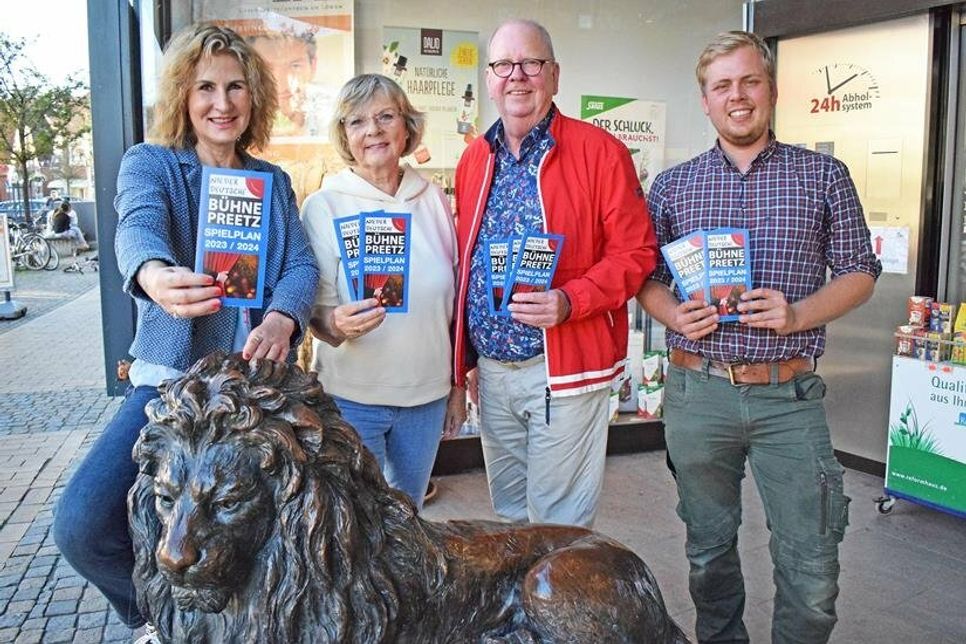Gaben offiziell den Startschuss, für die neue Spielzeit 2023/24: Bettina Krause (v.l.), Geschäftsführerin des GZL, und die Verantwortlichen der Niederdeutschen Bühne Preetz: Frauke Bosch, Ulrich Kock und Henning Will