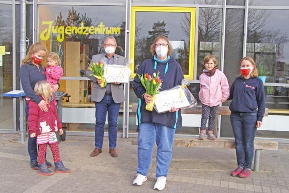Dank für schnelle Hilfe: Kita-Leiterin Monika Schröder mit Emma (fast 2 J.) und Enie (6 J.), Bürgermeister Lars Winter, Stadtjugendpflegerin Elke Springer, Amy Sue (5 J.) und Kita-Abwesenheitsvertretung Nicole Priester (v. l.).