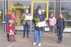 Dank für schnelle Hilfe: Kita-Leiterin Monika Schröder mit Emma (fast 2 J.) und Enie (6 J.), Bürgermeister Lars Winter, Stadtjugendpflegerin Elke Springer, Amy Sue (5 J.) und Kita-Abwesenheitsvertretung Nicole Priester (v. l.).