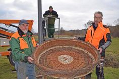 Hatten die Idee, für das erste Storchennest in Schellhorn: Rainer Schwormstede (v.r.), mit seinem Schwiegersohn André Staack und dessen Vater Hans-Jürgen Staack
