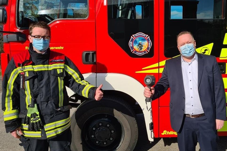 Fabian Wierichs (re.), Filialleiter der Sparkasse in Grömitz, übergibt die Wärmebildkamera an Ortswehrführer Jacob Revenstorf.