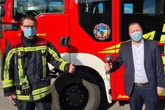 Fabian Wierichs (re.), Filialleiter der Sparkasse in Grömitz, übergibt die Wärmebildkamera an Ortswehrführer Jacob Revenstorf.