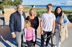 Stuntscooter Noah van Beerendonk (2.v.re.) freut sich über die Unterstützung durch Bürgermeisterin Bettina Schäfer (rechts) und André und Sabrina Mücke (mit Tochter Mia).