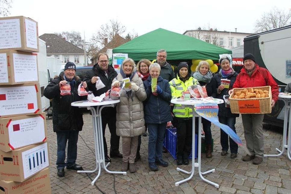 Frauenrunde und zahlreiche Unterstützer setzten ein Zeichen gegen Gewalt an Frauen.