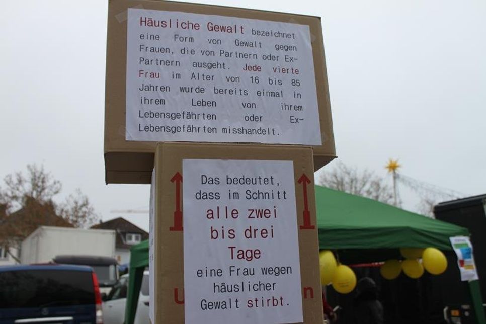 Aufgebaute Infoboxen lieferten den Passanten wichtige Fakten zum Thema.