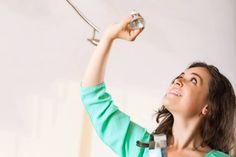 Energiesparen im Haushalt: Schon einfache Dinge wie der Wechsel der Beleuchtung können nachhaltig die Ausgaben reduzieren und die Umwelt entlasten. Foto: djd/toom/shutterstock
