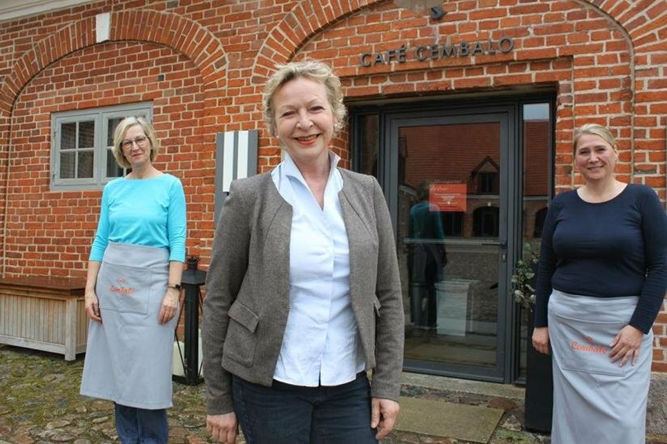 Inhaberin Claudia Reshöft (vorne) mit ihrem Team Maren Steinhausen (lks.) und Mirijam Heit.