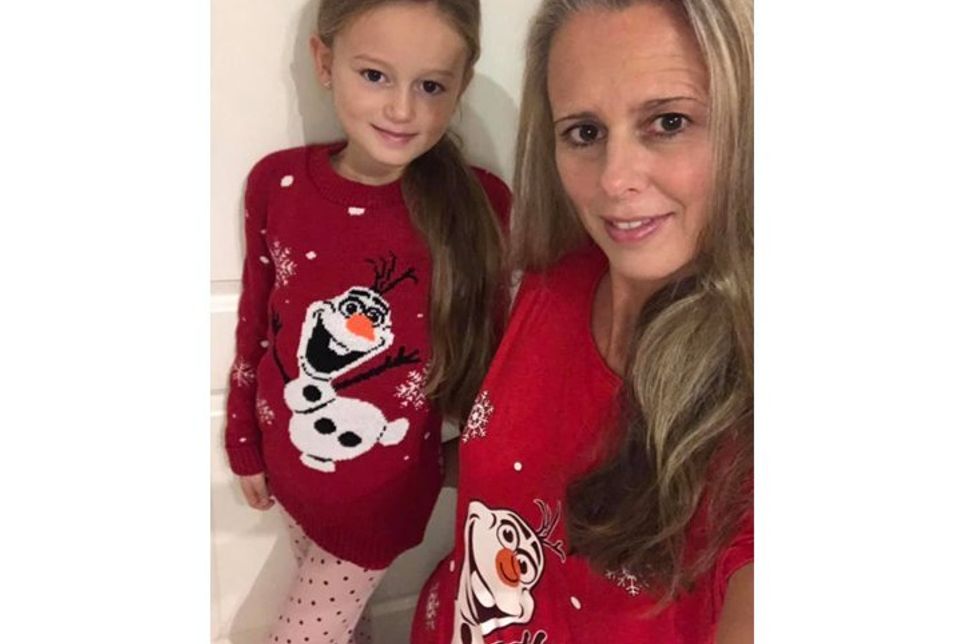 „Ich liebe Umarmungen“: Mutter und Tochter tragen Olaf zu Weihnachten.