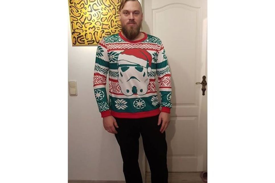 Das Imperium schlägt zurück: Ein echter Star Wars Fan trägt auch zu Weihnachten einen Sturmtruppler.