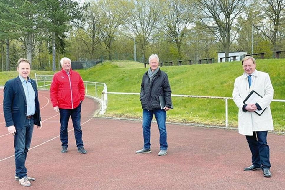 Bürgermeister Carsten Behnk, den stellvertretenden Vorsitzenden von „Eutin 08“ Edwin „Eddy“ Schultz sowie den 1. Vorsitzenden Wolfgang Kröger und den Bundestagsabgeordneten Ingo Gädechens.
