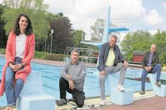 Lehrerin Kristin Aissen, leitender Schwimmmeister Thomas Lender, Bürgermeister Klaus Winter und Gemeindemitarbeiter aus dem Amt für Technik Ulf Westphal (v. lks.) vor der Kulisse des Waldschwimmbades.