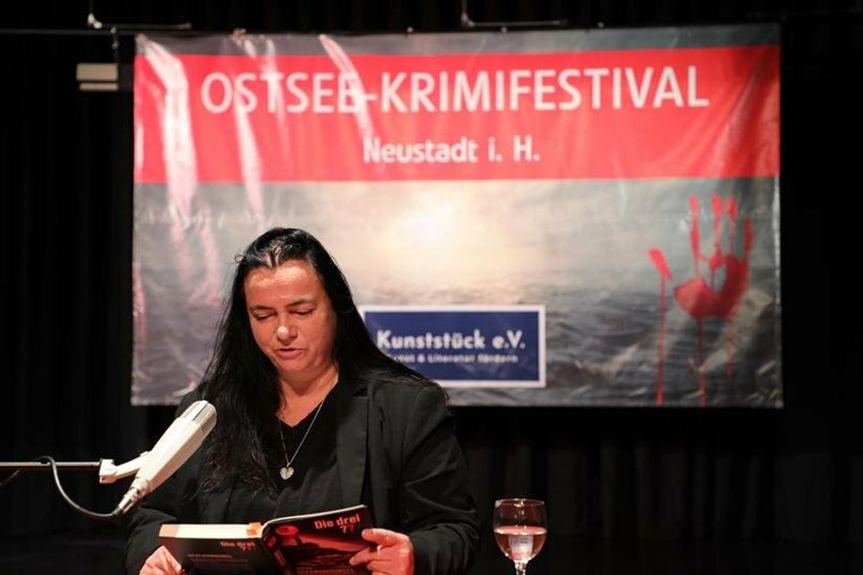„Die Drei ???“-Autorin Evelyn Boyd las vor ca 400 Schülerinnen und Schülern im Theatersaal. (Foto: Ines Müller-Hansen)
