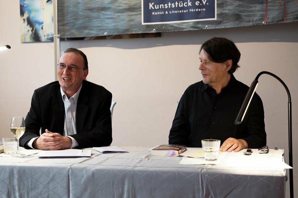 Autor und Satiriker Gerhard Henschel (lks.) im Gespräch mit Moderator und Festivalleiter Leo Hansen. (Foto: Ines Müller-Hansen)