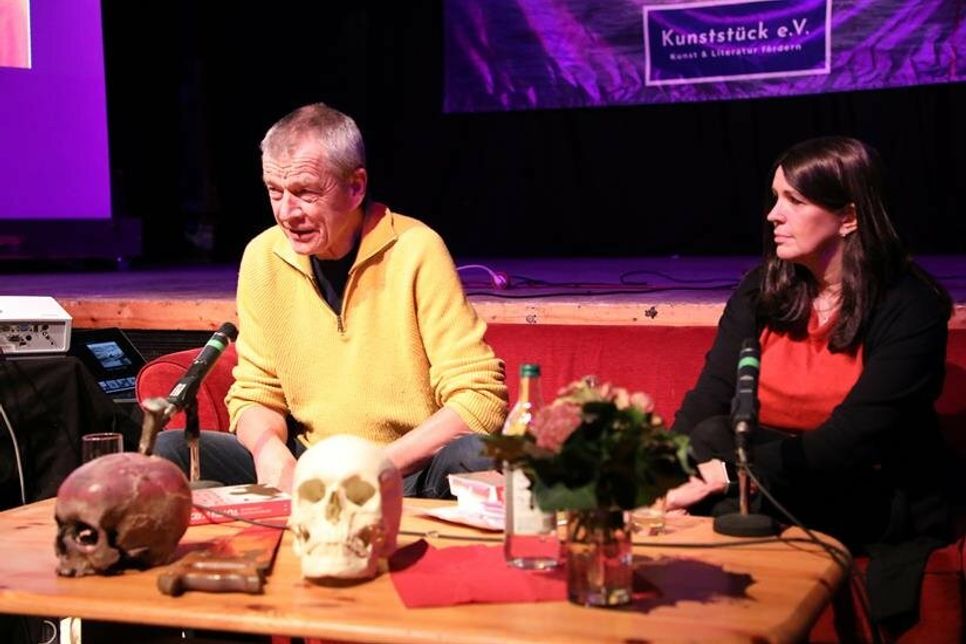Prof. Klaus Püschel, ehemaliger Direktor der Rechtsmedizin im UKE, und Gerichtsreporterin Bettina Mittelacher berichten von Kriminalfällen aus dem wahren Leben. (Foto: Ines Müller-Hansen)