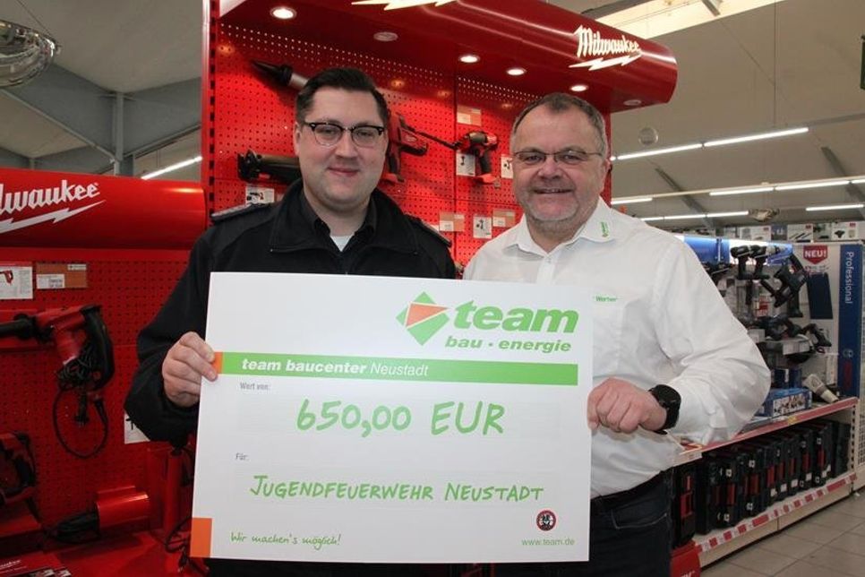 Spendenübergabe von team baucenter-Leiter Holger Werner (re.) an Gemeindewehrführer Alexander Wengelewski.