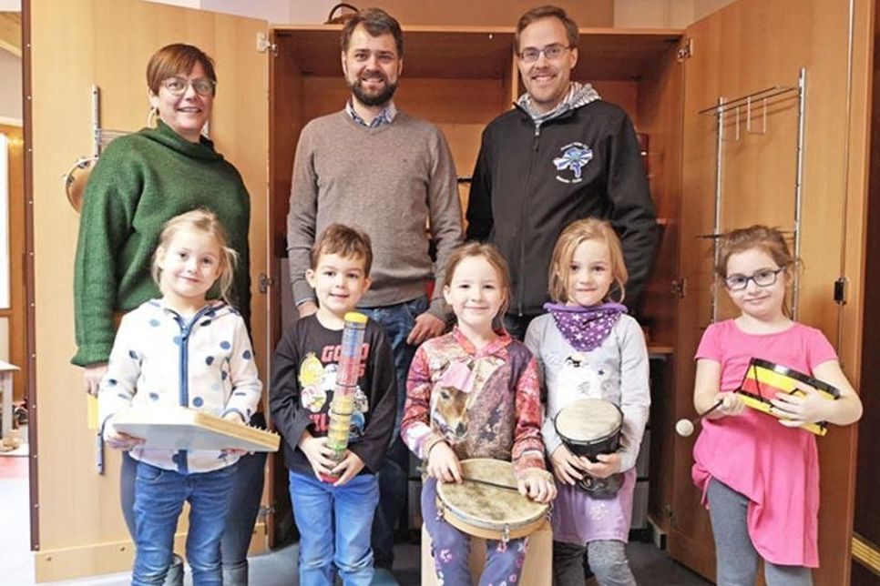 Freuen sich über den tollen Instrumentenschrank für die Kinderinsel: Netti Thonigs, Axel Mielke, Alexander Decius mit Hedda, Fiete, Mette, Paula und Romy – im Hintergrund der Instrumentenschrank.