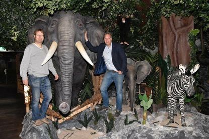 Freuen sich über die Neuheit und Eröffnung am heutigen Mittwoch: Till (lks.) und Töns Haltermann im neuen Dschungel-Restaurant „Jungle“ im Erdgeschoss des Bayside Hotels.