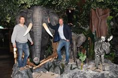 Freuen sich über die Neuheit und Eröffnung am heutigen Mittwoch: Till (lks.) und Töns Haltermann im neuen Dschungel-Restaurant „Jungle“ im Erdgeschoss des Bayside Hotels.