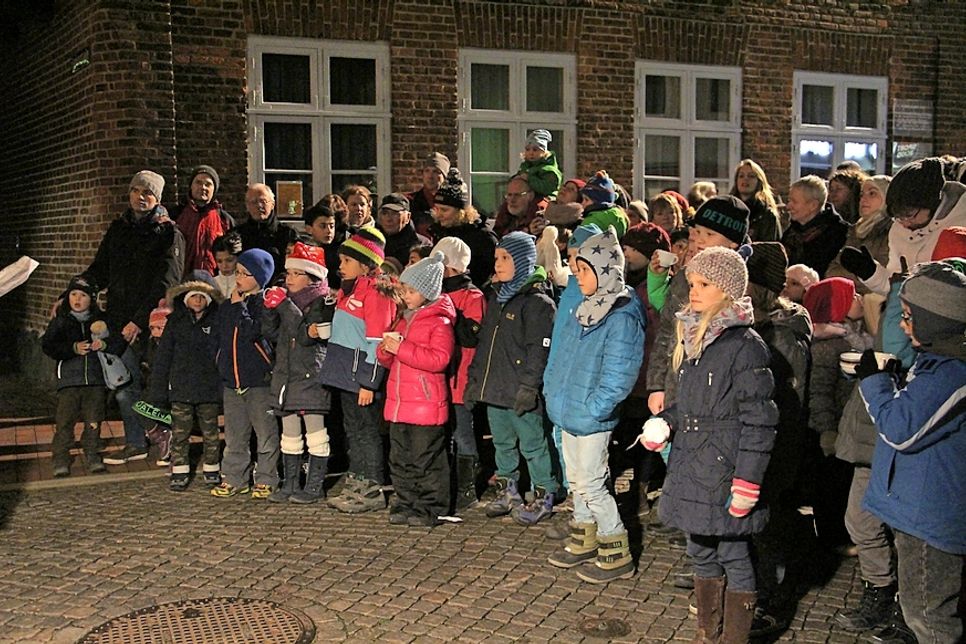 Die Mischung macht´s: Die Veranstaltung am Riesen-Adventskalender vereint andächtiges Lauschen mit Spannung und Vorfreude.
