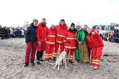 Extraschicht am Neujahrsmorgen für die Wachgänger der DLRG-Wasserrettungsstation Dahme mit Wachleiter Ralf Grimmling (2. v. re.) sowie Neptun alias Axel Grimm und Tourismusleiterin Ulrike Dallmann (lks.)