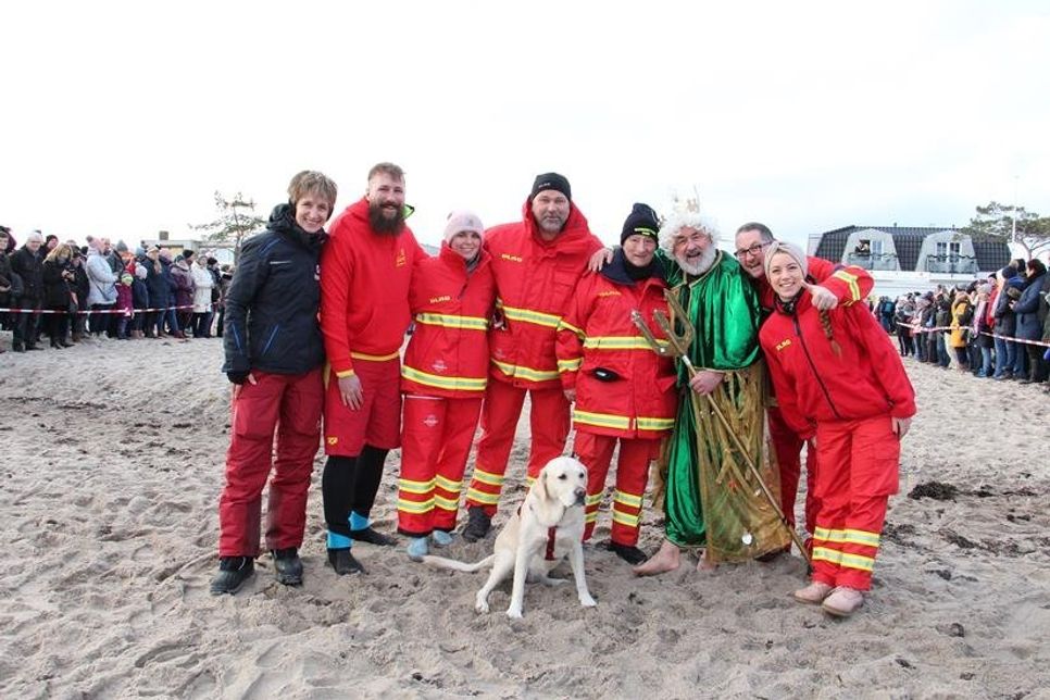 Extraschicht am Neujahrsmorgen für die Wachgänger der DLRG-Wasserrettungsstation Dahme mit Wachleiter Ralf Grimmling  (2. v. re.) sowie Neptun alias Axel Grimm und Tourismusleiterin Ulrike Dallmann (lks.)