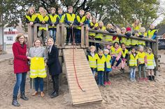 Wie hier an der Grundschule Ratekau übergab Melanie Effland (l.) die Warnwesten im Beisein der Klassenlehrkräfte Nina Scherer (m.) und Alexandra Buchmann an die Erstklässler. Auch die Grundschulen in Sereetz und Pansdorf wurden entsprechend ausgestattet.
