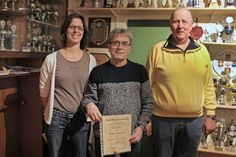 Walter Konietzko (Mi.) wurde von Bente Grimm und Detlef Schnoor für seine 40-jährige Mitgliedschaft mit der Goldenen Ehrennadel geehrt.