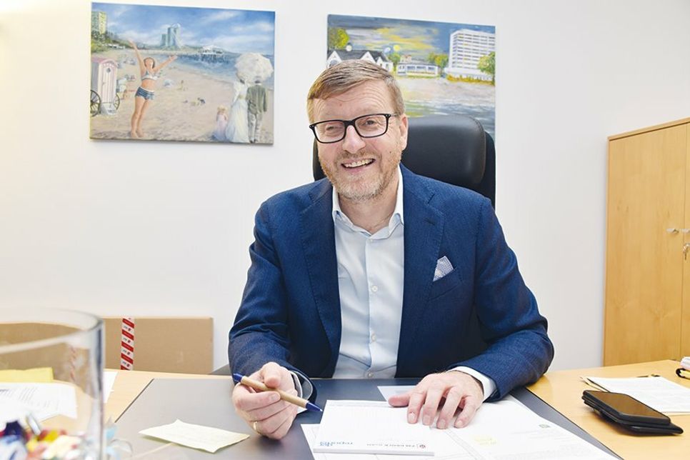 Der Timmendorfer Bürgermeister Sven Partheil-Böhnke wendet sich an die Gewerbetreibenden.