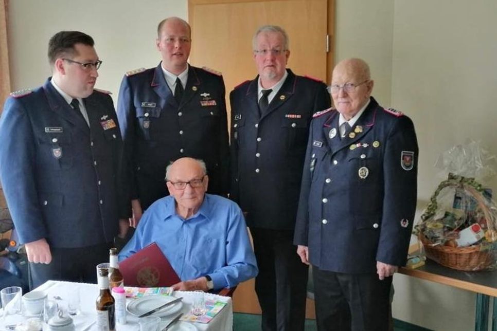 Löschmeister Eberhard Rohde (sitzend) ist seit 70 Jahren in der  Freiwilligen Feuerwehr Neustadt.