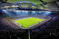 Das Volksparkstadion in Hamburg hat Platz für 57.000 Zuschauer. Beim Heimspiel gegen Hertha BSC können Sie mittendrin sein.