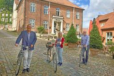 Plöns Bürgermeister Lars Winter (v. l.) und die Stadtradeln-Koordinatoren Lara Zemite und Wolfgang Homeyer freuen sich auf viele Teilnehmer bei der Aktion Stadtradeln vom 15. August bis 4. September.