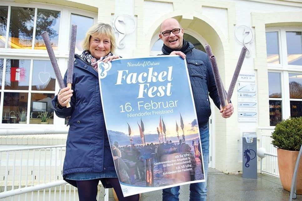 Veranstaltungsassistentin Martina Block und DJ René Kleinschmidt freuen sich auf die Veranstaltung am kommenden Samstag. (Foto: hfr)