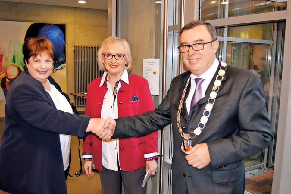 Rollentausch im nächsten Jahr? Bad Schwartaus Bürgermeister Gerd Schuberth begrüßt mit Bürgervorsteherin Birgit Clemens (Mi.) Ellen Brümmer als Gast des Neujahrsempfangs. Brümmer tritt im Mai bei der Bürgermeisterwahl als Kandidatin an.