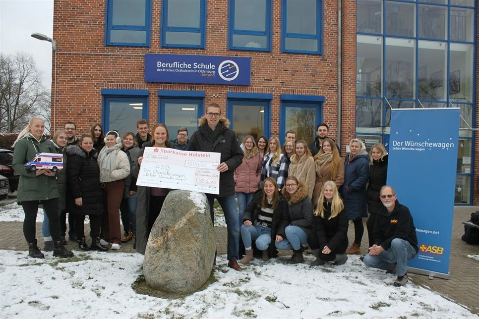 Spendenübergabe an der Fachschule für Sozialpädagogik in Lensahn von der Erzieherklasse an die Vertreter des ASB.