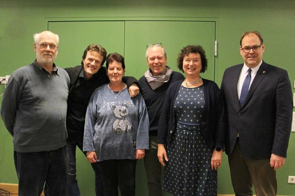 Die Vertreterinnen und Vertreter der Bündnispartner Edgar Osterndorff von der Kulturwerkstatt Forum, Andreas Adler von der Stadtjugendpflege, Ilona Helmrich von der Offenen Ehrenamtsinitiative Familientreff), Mano Salokat von der Schule am Rosengarten und dem Kinder- und Jugendnetzwerk (KJN) und Beatrix Spiegel (KJN) mit Bürgermeister Mirko Spieckermann (v. lks.).
