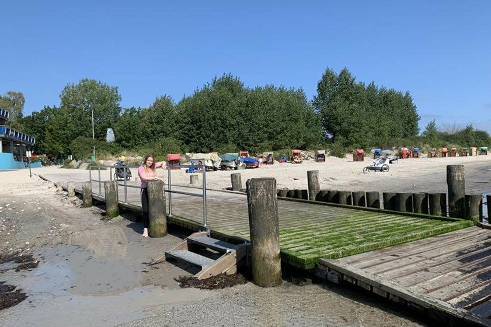 Die fertiggestellte barrierearme Slipanlage, gut zu sehen bei Niedrigwasser der Ostsee.