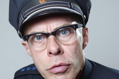 Herr Holm erkundet das Gelände neben der Spur.