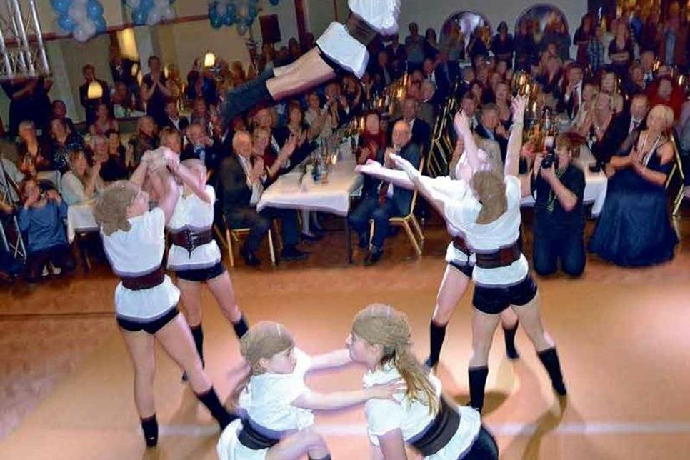 Akrobatik steht beim Prinzenball der Karnevalsgesellschaft Blau-Weiß-Plön (Archivbild: Auftritt des Kieler Turnvereins) auch zum Sessionsauftakt 2023 auf dem Programm.