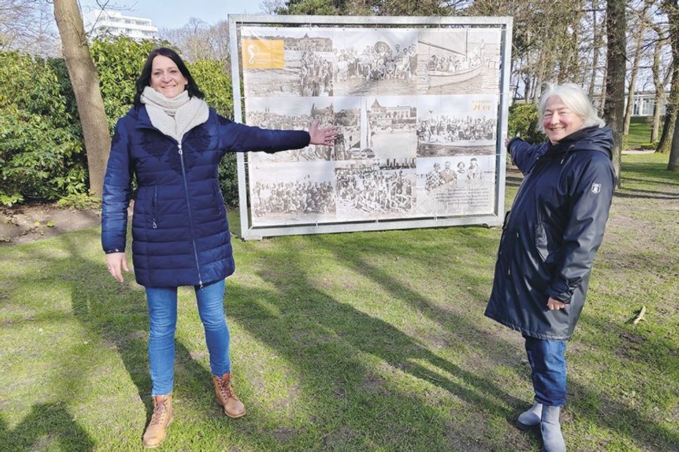 Timmendorfer Strands Marketingleiterin Silke Szymoniak (links) und Stephanie Scheel von der TSNT GmbH vor einem der großen XXL-Banner im Strandpark.